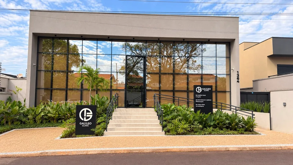 Fachada da Galileo Clinic em Ituverava, com entrada e rampa de acesso