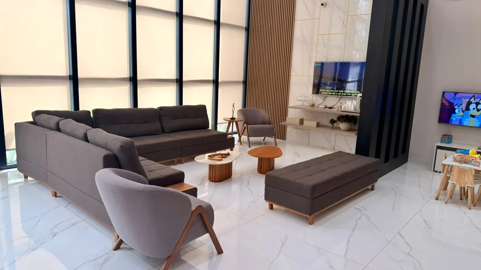 Sala de espera da Galileo Clinic, com sofás, poltronas e espaço infantil